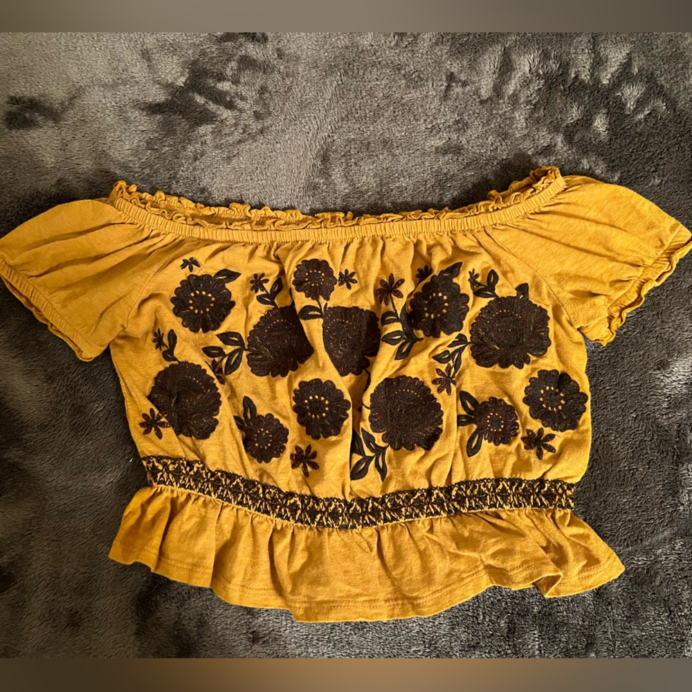 Off the shoulder short sleeve top